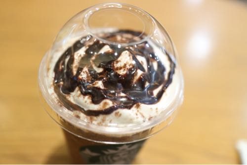 チョコレートベリーマッチフラペチーノ の再現カスタマイズ ダークモカチップフラペチーノに ５０円 Momoのホッとひといき ちょこっと生活memo