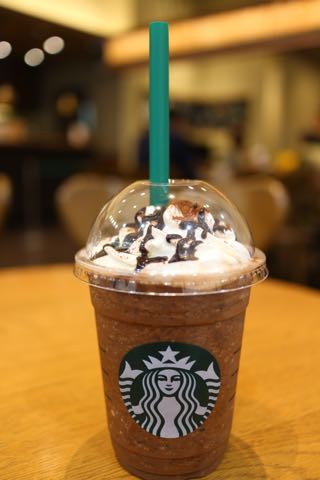 チョコレートベリーマッチフラペチーノ の再現カスタマイズ ダークモカチップフラペチーノに ５０円 Momoのホッとひといき ちょこっと生活memo